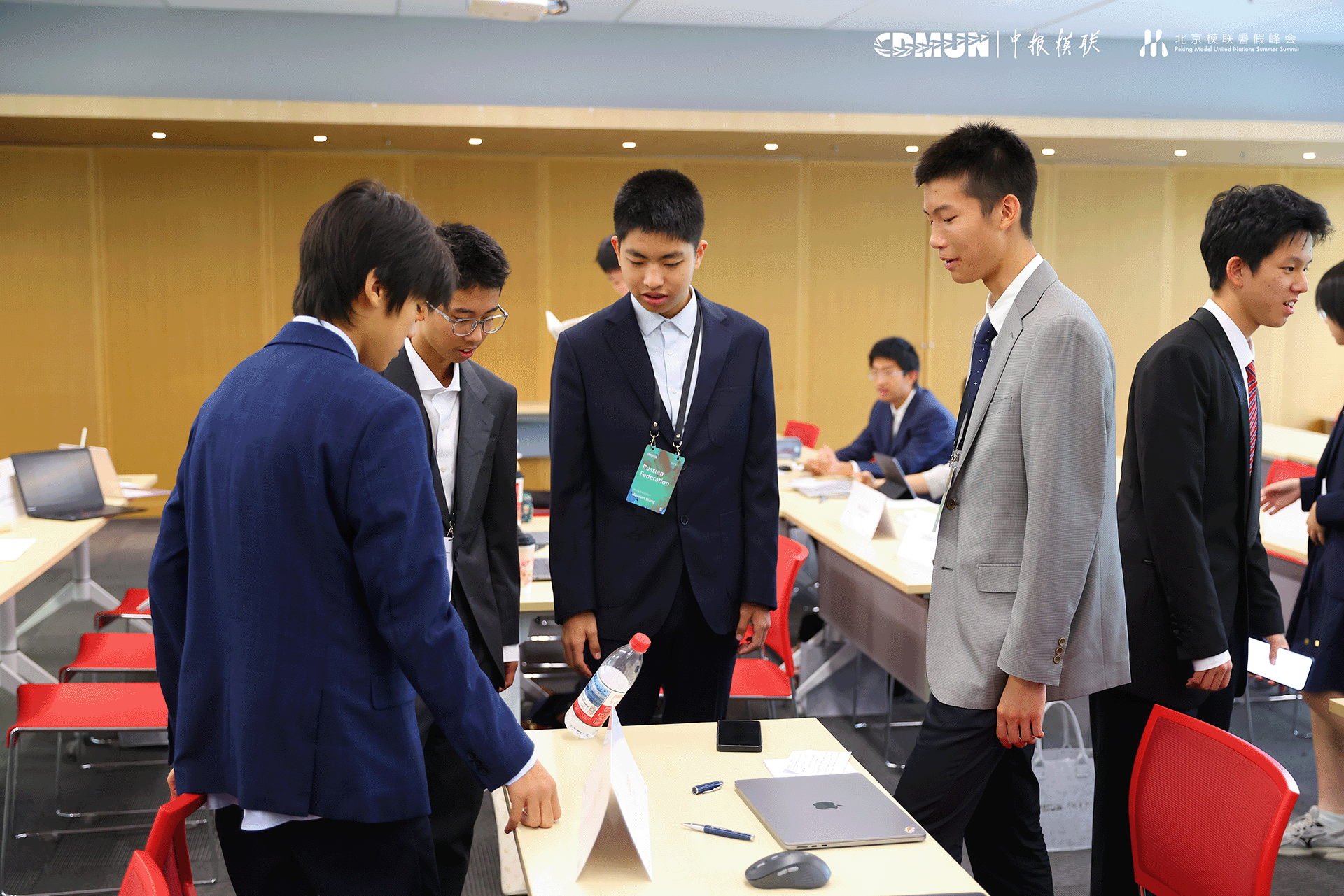 代表们在休会期间进行团建活动